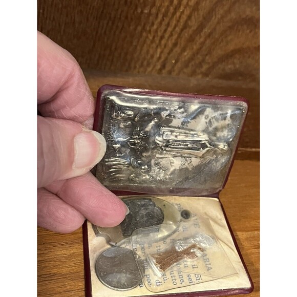 ASSORTED VINTAGE CHRISTIAN MEDALLIONS, CROSSES KEY CHAINS BROCHURES ESTATE - Picture 7 of 12